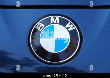 Logo BMW (Bayerische Motoren Werke AG) su un'auto Foto Stock