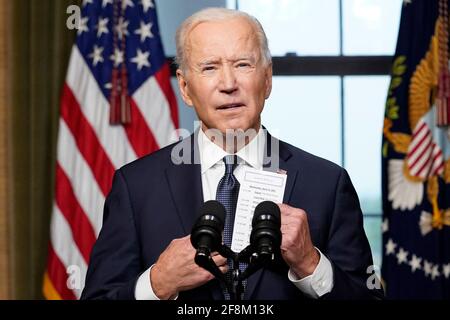 Il presidente Joe Biden tira una scheda di nota dalla sua tasca mentre parla dalla stanza del Trattato nella Casa Bianca mercoledì, 14 aprile 2021, circa il ritiro del resto delle truppe degli Stati Uniti dall'Afghanistan. (AP Photo/Andrew Harnik, Pool) Credit: Andrew Harnik/Pool via CNP | usage worldwide Foto Stock