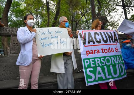 Messico, Messico. 14 Apr 2021. Gli operatori sanitari hanno un cartello per la mancanza di vaccinazione contro Covid-19 nel settore medico privato a Città del Messico. Mentre il governo federale garantisce che il 90% del personale sanitario sia già stato vaccinato con almeno la prima dose, diverse associazioni di medici privati affermano di essere stati relegati anche in prima linea di combattimento. (Foto di Guillermo Diaz/SOPA Images/Sipa USA) Credit: Sipa USA/Alamy Live News Foto Stock