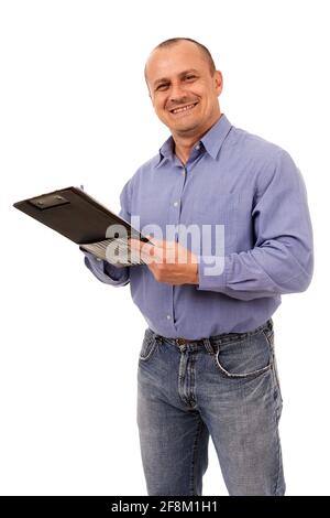 Uomo d'affari che scrive su una clipboard, isolato su sfondo bianco Foto Stock