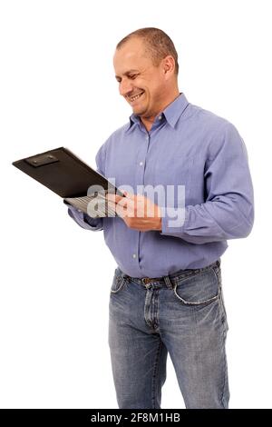 Uomo d'affari che scrive su una clipboard, isolato su sfondo bianco Foto Stock