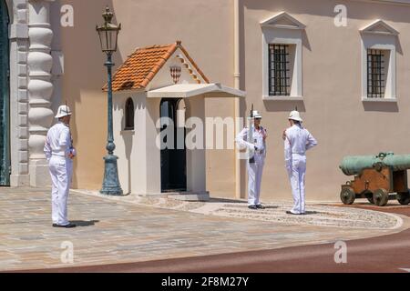 Guardie di fronte al Palazzo del Principe di Monaco Foto Stock