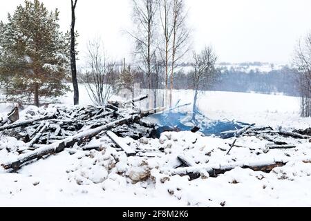 Rovine di casa bruciata in caso di incendio conflagrazione su fumo neve sfondo paesaggio invernale Foto Stock