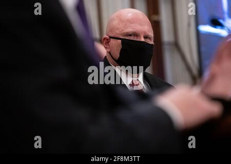 Washington, Stati Uniti. 14 Apr 2021. David McKeown, Senior Information Security Officer e Chief Information Officer for Cybersecurity presso il Dipartimento della Difesa, durante un'audizione del Senato della Commissione per i servizi Armed sulla cybersicurezza presso il Campidoglio degli Stati Uniti, a Washington, DC, mercoledì 14 aprile, 2021. Oggi il presidente Biden ha annunciato un ritiro delle truppe statunitensi dall'Afghanistan entro il 11 settembre 2021, mentre il Senato continua a votare sulle nomine politiche e la legislazione sul crimine di odio. (Graeme Sloan/Sipa USA) Credit: Sipa USA/Alamy Live News Foto Stock