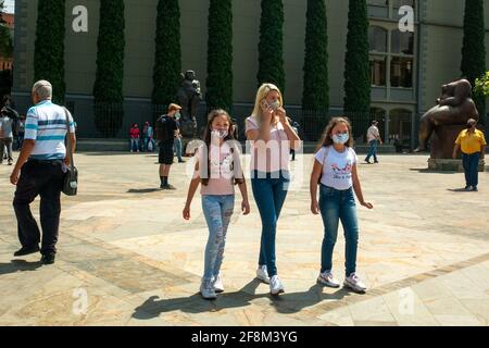 Medellin, Antioquia, Colombia - 6 gennaio 2021: Mamma con le sue Figlie vestite allo stesso modo camminano attraverso la Plaza Botero Foto Stock