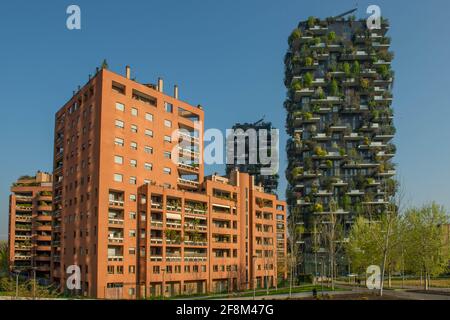 milano italia marzo 29 2021: Bosco verticale 'nuovo e moderno grattacielo con alberi che crescono sui balconi, nel quartiere Isola di Milano che è Ref Foto Stock