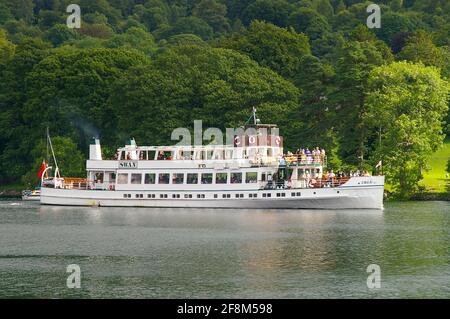 MV Swan è stato costruito nel 1938 da Vickers di Barrow-in-Furness. Gestito da Windermere Lake Cruises sul lago Windermere, Lake District, Cumbria, Regno Unito. Foto Stock