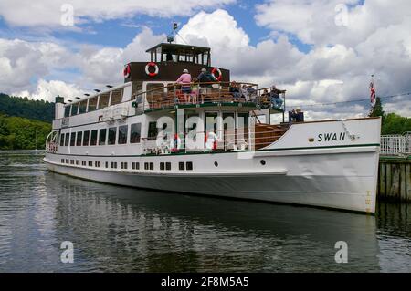 MV Swan è stato costruito nel 1938 da Vickers di Barrow-in-Furness. Gestito da Windermere Lake Cruises sul lago Windermere, Lake District, Cumbria, Regno Unito. Foto Stock