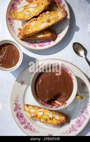 Biscotti cantuccini italiani e cioccolatini scuri Foto Stock