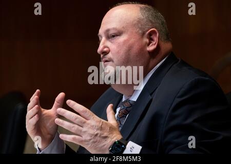 Washington, DC, Stati Uniti. 14 Apr 2021. Robert Fenton Jr., alto funzionario che svolge le funzioni di Amministratore della Federal Emergency Management Agency (FEMA), appare prima dell'audizione della sottocommissione del Senato per esaminare la risposta della FEMA alla COVID-19 e ad altre sfide, su Capitol Hill a Washington, DC, USA, 14 aprile 2021.Credit: Michael Reynolds/Pool via CNP | Use Worldwide Credit: notizie dal vivo su dpa/Alamy Foto Stock