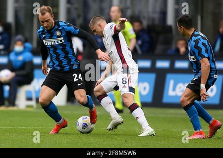 MILANO, ITALIA - APRILE 11: Christian Eriksen di Internazionale e Razvan Marin di Cagliari durante la Serie A match tra Internazionale e Cagliari Foto Stock