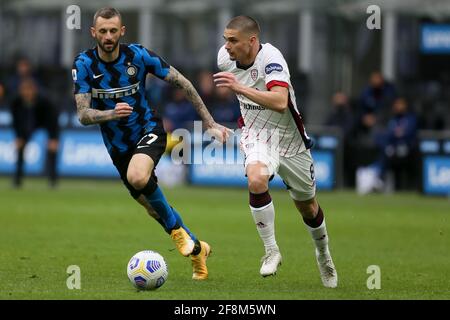 MILANO, ITALIA - APRILE 11: Marcelo Brozovic di Internazionale e Razvan Marin di Cagliari durante la serie A match tra Internazionale e Cagliari Foto Stock