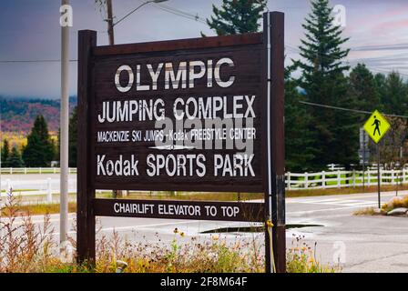 Accedi a Lake Placid, New York state facendo pubblicità al complesso di salto con gli sci. STATI UNITI. Foto Stock