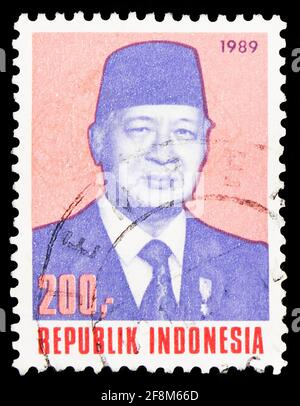 MOSCA, RUSSIA - 30 SETTEMBRE 2019: Francobollo stampato in Indonesia mostra Presidente Suharto, 200 Rp - Rubiah indonesiano, serie, circa 1989 Foto Stock