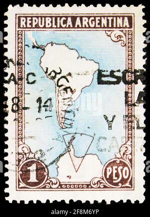 MOSCA, RUSSIA - 30 SETTEMBRE 2019: Francobollo stampato in Argentina mostra la mappa del Sud America con Antartict, Serie Country Products, circa 1951 Foto Stock