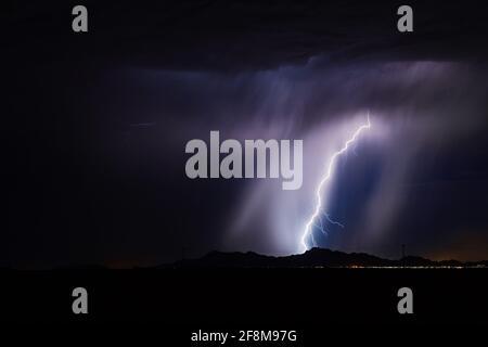 Fulmine e pioggia pesante da una tempesta monsonica a Casa Grande, Arizona Foto Stock