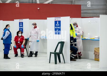 Catanzaro, Calabria, Italia. 12 Aprile 2021. Medici e infermieri hanno visto fare la vaccinazione durante l'inaugurazione.è stato inaugurato il COVID-19 Vaccine Hub, istituito presso il Centro Fieristico di Catanzaro Lido, ed è considerato il più grande della regione, potenzialmente può avere la capacità di effettuare 2,500 vaccinazioni al giorno. Diverse autorità regionali e locali hanno partecipato all'evento e il personale di organizzazioni caritative ha ricevuto il vaccino AstraZeneca. Credit: Valeria Ferraro/SOPA Images/ZUMA Wire/Alamy Live News Foto Stock