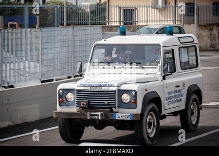 Catanzaro, Calabria, Italia. 12 Aprile 2021. Un veicolo della protezione civile italiana visto arrivare al centro durante l'inaugurazione.è stato inaugurato l'hub vaccino COVID-19 allestito presso il Centro Fieristico di Catanzaro Lido, considerato il più grande della regione, potenzialmente può avere la capacità di effettuare 2,500 vaccinazioni al giorno. Diverse autorità regionali e locali hanno partecipato all'evento e il personale di organizzazioni caritative ha ricevuto il vaccino AstraZeneca. Credit: Valeria Ferraro/SOPA Images/ZUMA Wire/Alamy Live News Foto Stock