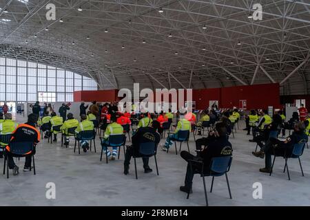 Catanzaro, Calabria, Italia. 12 Aprile 2021. Membri volontari di diverse organizzazioni hanno visto in attesa del vaccino durante l'inaugurazione.è stato inaugurato il COVID-19 Vaccine Hub, istituito presso il Centro Fieristico di Catanzaro Lido, ed è considerato il più grande della regione, potenzialmente può avere la capacità di effettuare 2,500 vaccinazioni al giorno. Diverse autorità regionali e locali hanno partecipato all'evento e il personale di organizzazioni caritative ha ricevuto il vaccino AstraZeneca. Credit: Valeria Ferraro/SOPA Images/ZUMA Wire/Alamy Live News Foto Stock