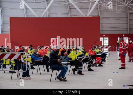 Catanzaro, Calabria, Italia. 12 Aprile 2021. Membri volontari di diverse organizzazioni hanno visto in attesa del vaccino durante l'inaugurazione.è stato inaugurato il COVID-19 Vaccine Hub, istituito presso il Centro Fieristico di Catanzaro Lido, ed è considerato il più grande della regione, potenzialmente può avere la capacità di effettuare 2,500 vaccinazioni al giorno. Diverse autorità regionali e locali hanno partecipato all'evento e il personale di organizzazioni caritative ha ricevuto il vaccino AstraZeneca. Credit: Valeria Ferraro/SOPA Images/ZUMA Wire/Alamy Live News Foto Stock