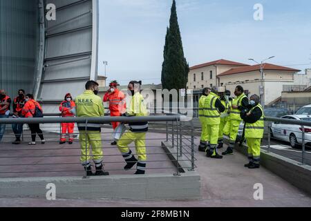 Catanzaro, Italia. 12 Aprile 2021. Volontari di diverse organizzazioni hanno visto in attesa durante l'inaugurazione. È stato inaugurato il COVID-19 Vaccine Hub, allestito presso il Centro Fieristico di Catanzaro Lido, considerato il più grande della regione, potenzialmente può avere la capacità di effettuare 2,500 vaccinazioni al giorno. Diverse autorità regionali e locali hanno partecipato all'evento e il personale di organizzazioni caritative ha ricevuto il vaccino AstraZeneca. (Foto di Valeria Ferraro/SOPA Images/Sipa USA) Credit: Sipa USA/Alamy Live News Foto Stock