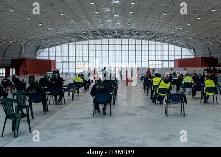 Catanzaro, Italia. 12 Aprile 2021. La gente ha visto aspettare il loro turno di vaccinazione durante l'inaugurazione. È stato inaugurato il COVID-19 Vaccine Hub, allestito presso il Centro Fieristico di Catanzaro Lido, considerato il più grande della regione, potenzialmente può avere la capacità di effettuare 2,500 vaccinazioni al giorno. Diverse autorità regionali e locali hanno partecipato all'evento e il personale di organizzazioni caritative ha ricevuto il vaccino AstraZeneca. (Foto di Valeria Ferraro/SOPA Images/Sipa USA) Credit: Sipa USA/Alamy Live News Foto Stock