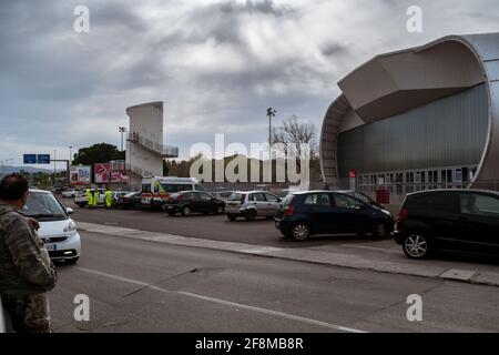 Catanzaro, Italia. 12 Aprile 2021. Veicoli parcheggiati all'esterno del nuovo mozzo durante l'inaugurazione. È stato inaugurato il COVID-19 Vaccine Hub, allestito presso il Centro Fieristico di Catanzaro Lido, considerato il più grande della regione, potenzialmente può avere la capacità di effettuare 2,500 vaccinazioni al giorno. Diverse autorità regionali e locali hanno partecipato all'evento e il personale di organizzazioni caritative ha ricevuto il vaccino AstraZeneca. (Foto di Valeria Ferraro/SOPA Images/Sipa USA) Credit: Sipa USA/Alamy Live News Foto Stock