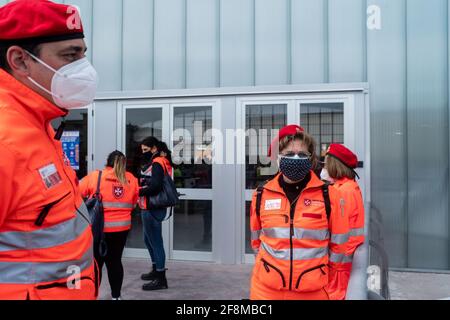 Catanzaro, Italia. 12 Aprile 2021. Membri dell'Ordine di Malta visti fuori dal centro durante l'inaugurazione. È stato inaugurato il COVID-19 Vaccine Hub, allestito presso il Centro Fieristico di Catanzaro Lido, considerato il più grande della regione, potenzialmente può avere la capacità di effettuare 2,500 vaccinazioni al giorno. Diverse autorità regionali e locali hanno partecipato all'evento e il personale di organizzazioni caritative ha ricevuto il vaccino AstraZeneca. (Foto di Valeria Ferraro/SOPA Images/Sipa USA) Credit: Sipa USA/Alamy Live News Foto Stock