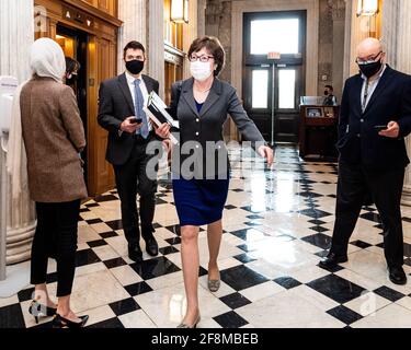 Washington, USA 14 aprile 2021. 14 aprile 2021 - Washington, DC, Stati Uniti: Senatore degli Stati Uniti Susan Collins (R-ME) che cammina vicino alla Camera del Senato. (Foto di Michael Brochstein/Sipa USA) Credit: Sipa USA/Alamy Live News Foto Stock