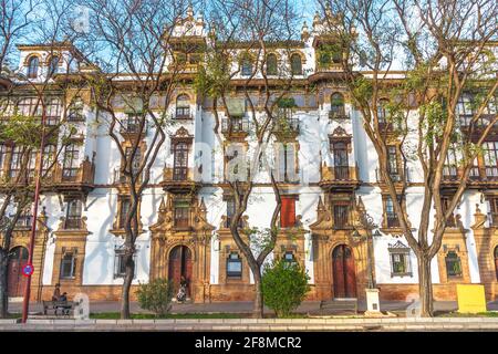 Siviglia, Andalusia, Spagna - 18 aprile 2016: Edificio rinascimentale nel centro di siviglia. Foto Stock