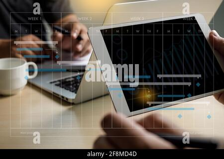 Progetto di lavoro di un uomo d'affari e aggiornamento virtuale della pianificazione della cartella del software Gantt diagramma e avanzamento pianificazione qualità e comunicazione gantt su virtual Foto Stock