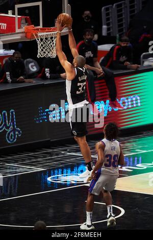 L'attaccante dei LA Clippers Nicolas Batum (33) sfugge la palla nel primo tempo di una partita NBA contro i Detroit Pistons Saben Lee (38), domenica 11 aprile 2021, a Los Angeles. I Clippers sconfissero i pistoni 131-124. (Austin Sosa/immagine dello sport) Foto Stock