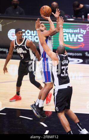 La guardia dei Detroit Pistons Cory Joseph (18) sparò un colpo contestato contro l'attaccante dei LA Clippers Nicolas Batum (33) nella prima metà di una partita NBA, domenica 11 aprile 2021, a Los Angeles. I Clippers sconfissero i pistoni 131-124. (Austin Sosa/immagine dello sport) Foto Stock