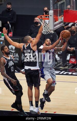 La guardia dei Detroit Pistons Cory Joseph (18) lancia un tiro conteso contro l'attaccante dei LA Clippers Nicolas Batum (33) e la guardia Paul George (13) nel primo tempo di una partita NBA, domenica 11 aprile 2021, a Los Angeles. I Clippers sconfissero i pistoni 131-124. (Austin Sosa/immagine dello sport) Foto Stock