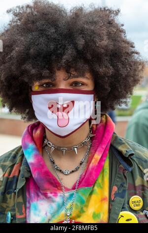 Troy, Michigan - UN giovane indossa una maschera facciale durante la pandemia del coronavirus. Foto Stock