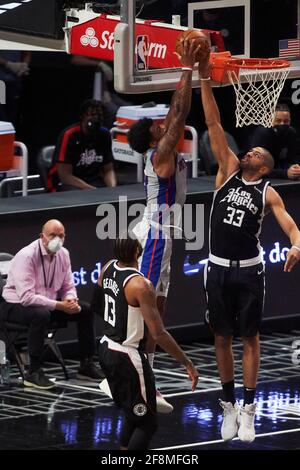 L'attaccante dei LA Clippers Nicolas Batum (40) sale per il blocco contro l'attaccante dei Detroit Pistons Saddiq Bey (41) nella seconda metà di una partita NBA, domenica 11 aprile 2021, a Los Angeles. I Clippers sconfissero i pistoni 131-124. (Austin Sosa/immagine dello sport) Foto Stock