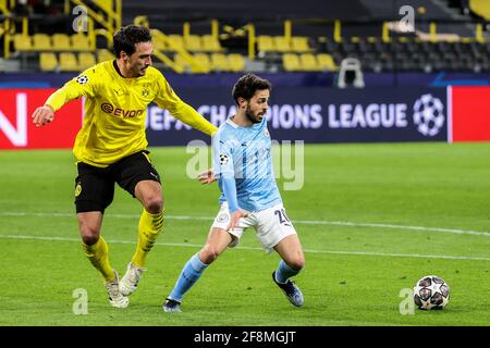Dortmund, Germania. 14 Apr 2021. Bernardo Silva (R) di Manchester City controlla la palla sotto la difesa di Mats Hummels di Dortmund durante una seconda partita finale della UEFA Champions League tra Borussia Dortmund e Manchester City a Dortmund, Germania, 14 aprile 2021. Credit: Joachim Bywaletz/Xinhua/Alamy Live News Foto Stock