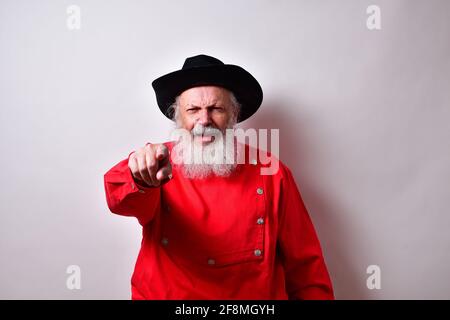 Uomo americano in pensione con camicia rossa occidentale rivolta a destra al ca Foto Stock