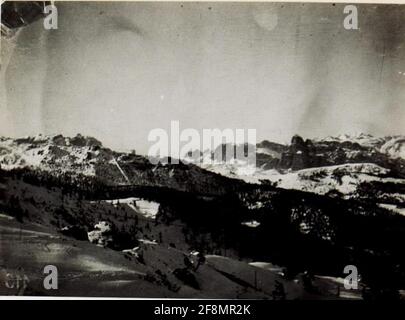 Vista dalla sella della Valparola contro la grande e piccola Valparola. . Foto Stock