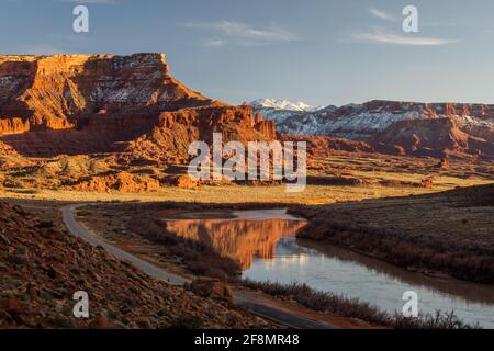 Fisher Towers e la SAL Mountains si riflettono nel fiume Colorado, Moab, Utah Foto Stock