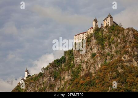 Kloster Saben arroccato su una scogliera a chiusa (chiusa), Italia Foto Stock