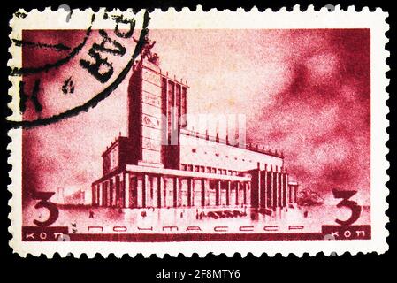MOSCA, RUSSIA - 30 SETTEMBRE 2019: Francobollo stampato in Unione Sovietica (Russia) spettacoli Teatro alla piazza Maykovsky, architettura di Nuova Mosca Foto Stock