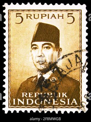 MOSCA, RUSSIA - 30 SETTEMBRE 2019: Francobollo stampato in Indonesia mostra il presidente Sukarno (1951-1953), serie, circa 1951 Foto Stock