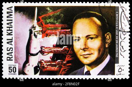 MOSCA, RUSSIA - 4 OTTOBRE 2019: Francobollo stampato a Ras al Khaimah mostra Edgar Dean Mitchell (1930-2016), serie Apollo 14, circa 1972 Foto Stock