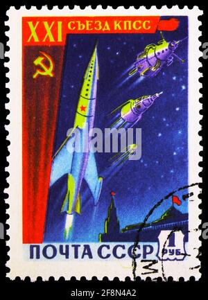 MOSCA, RUSSIA - 30 SETTEMBRE 2019: Francobollo stampato in Unione Sovietica (Russia) mostra satelliti della Terra, Luna Rocket, Mosca Cremlino, 21a Comunis Foto Stock
