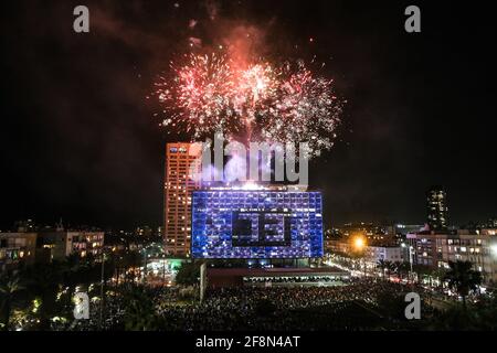 (210415) -- TEL AVIV, 15 aprile 2021 (Xinhua) -- la gente guarda fuochi d'artificio durante uno spettacolo per celebrare la 73a Giornata dell'Indipendenza di Israele a Tel Aviv, Israele, 14 aprile 2021. (Gideon Markowicz/JINI via Xinhua) Foto Stock