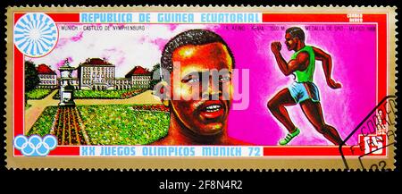 MOSCA, RUSSIA - 4 OTTOBRE 2019: Francobollo stampato in Guinea Equatoriale Shows Kipchoge „Kip' Keino (MOSCA, RUSSIA - 4 OTTOBRE 2019: Francobollo sta Foto Stock