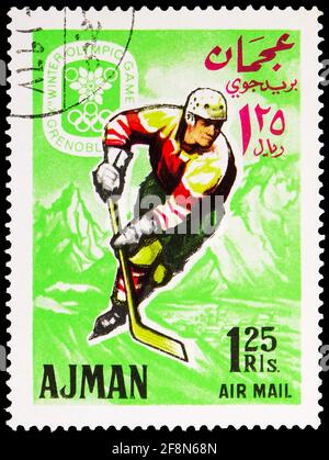 MOSCA, RUSSIA - 30 SETTEMBRE 2019: Francobollo stampato in Ajman Shows Ice Hockey, Olimpiadi invernali 1968, Grenoble serie, circa 1967 Foto Stock