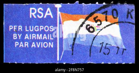 MOSCA, RUSSIA - 4 OTTOBRE 2019: Francobollo stampato in Sud Africa mostra Bandiera, AirMail serie di francobolli, circa Foto Stock