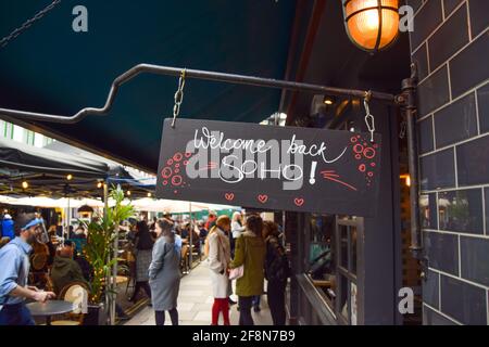 Londra, Regno Unito. 14 Apr 2021. Welcome Back Soho segno visto alla Old Compton Brasserie a Soho, Central London.ristoranti, pub e bar in Inghilterra hanno riaperto solo per servizio all'aperto, e diverse strade a Soho sono state chiuse al traffico in alcuni momenti della giornata per consentire posti a sedere in strada. (Foto di Vuk Valcic/SOPA Images/Sipa USA) Credit: Sipa USA/Alamy Live News Foto Stock